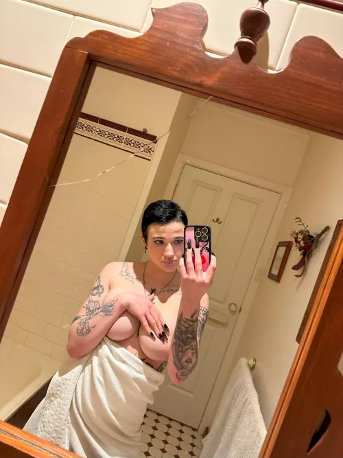 i send naughty mirror pics to whoever compliments me