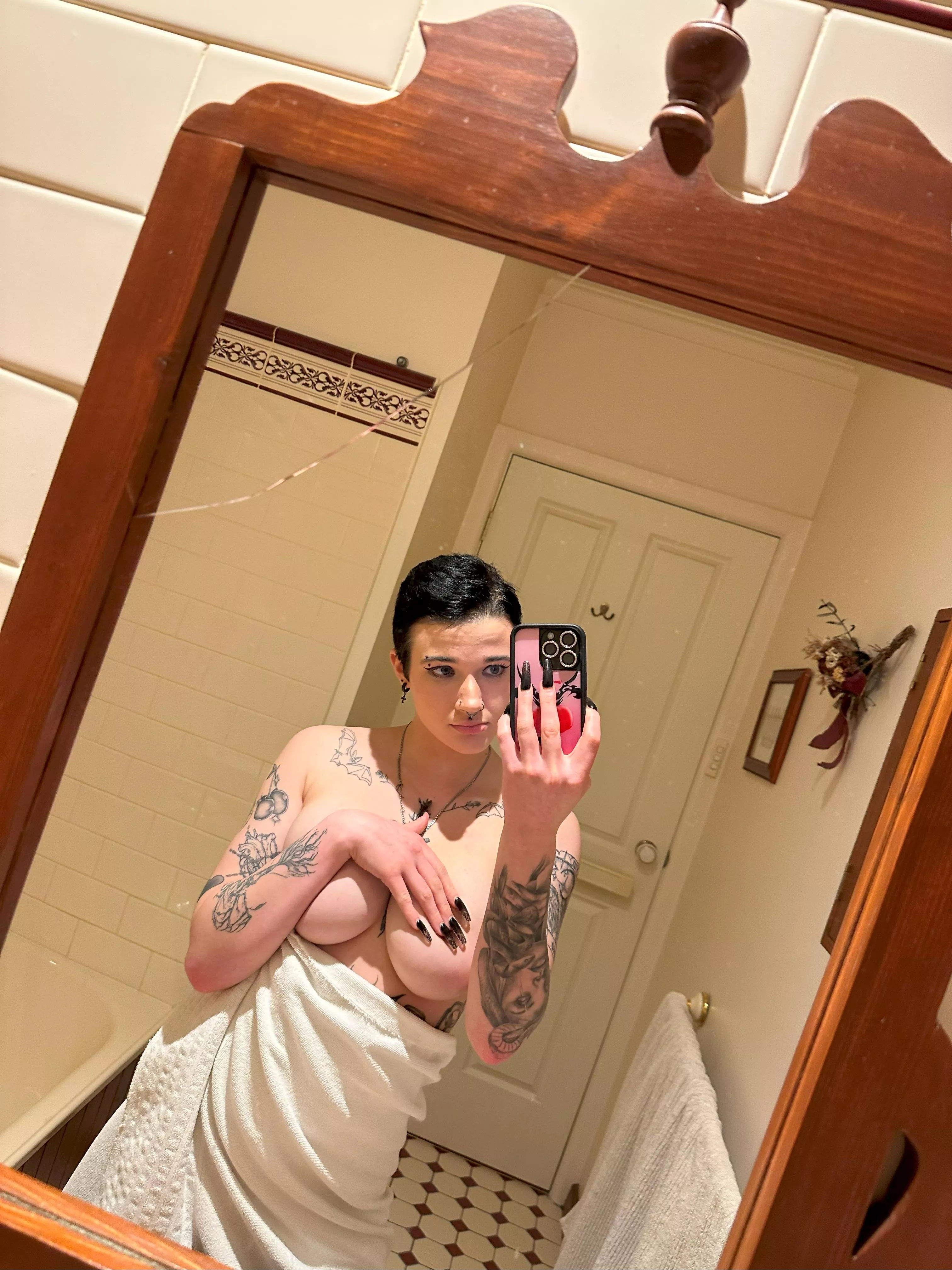 i send naughty mirror pics to whoever compliments me