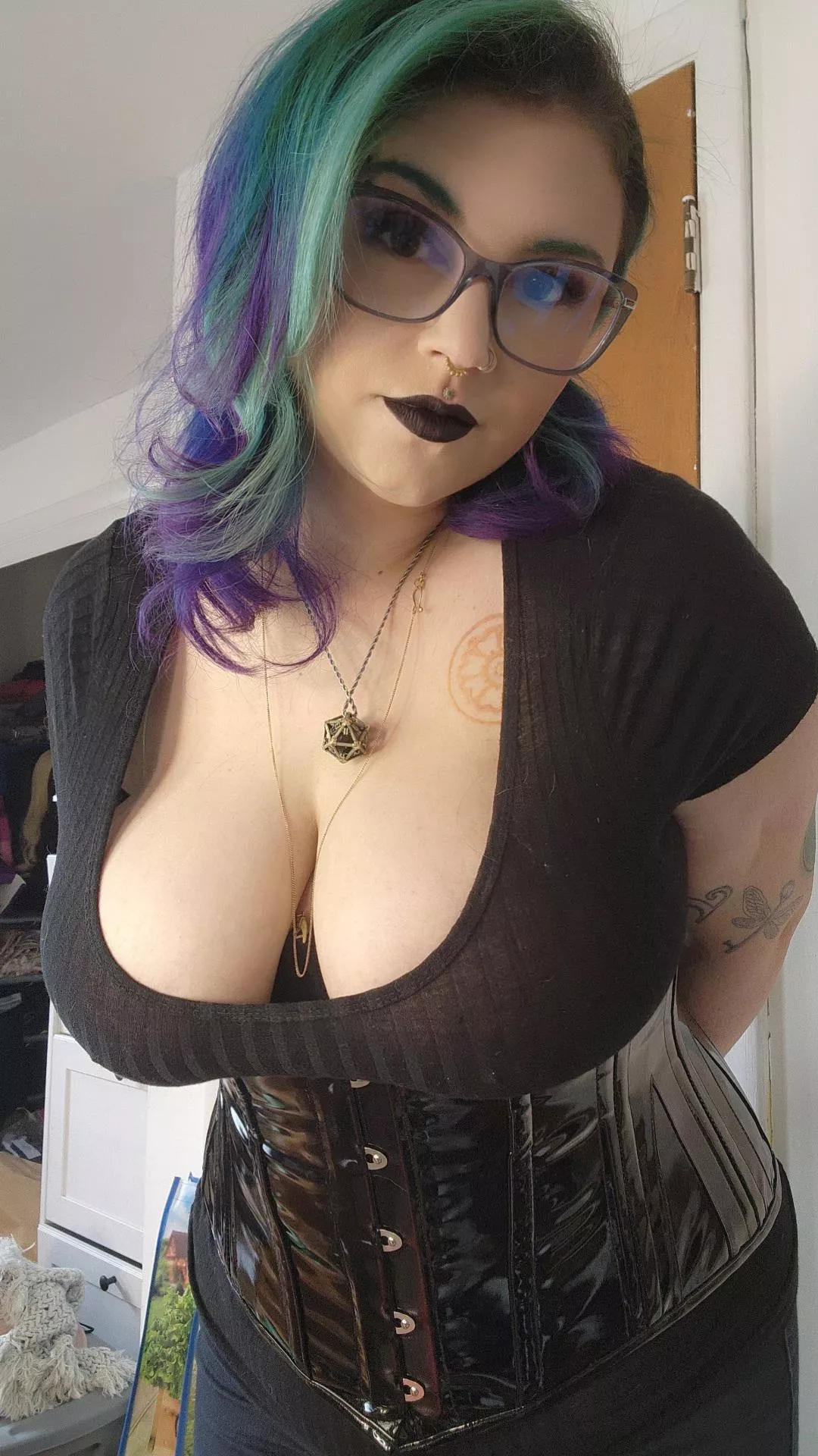 I was thinking about saving this corset look until tomorrow by tbh, I was just really excited to see what you guys think. I haven't worn a corset in so long, which is a shame because I have so many. 