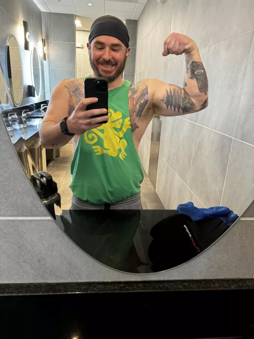 It’s not an arms day without a mirror selfies