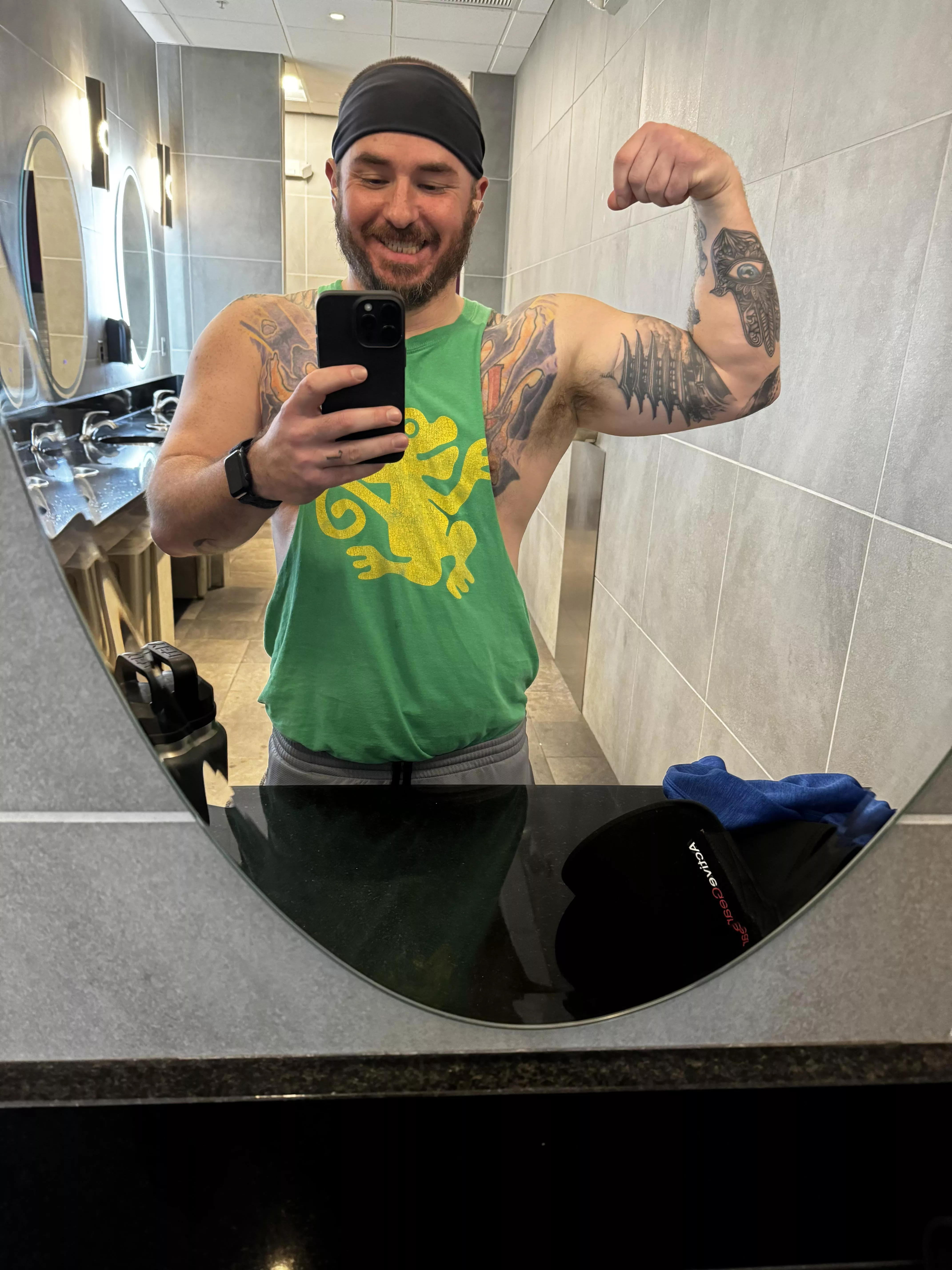 It’s not an arms day without a mirror selfies