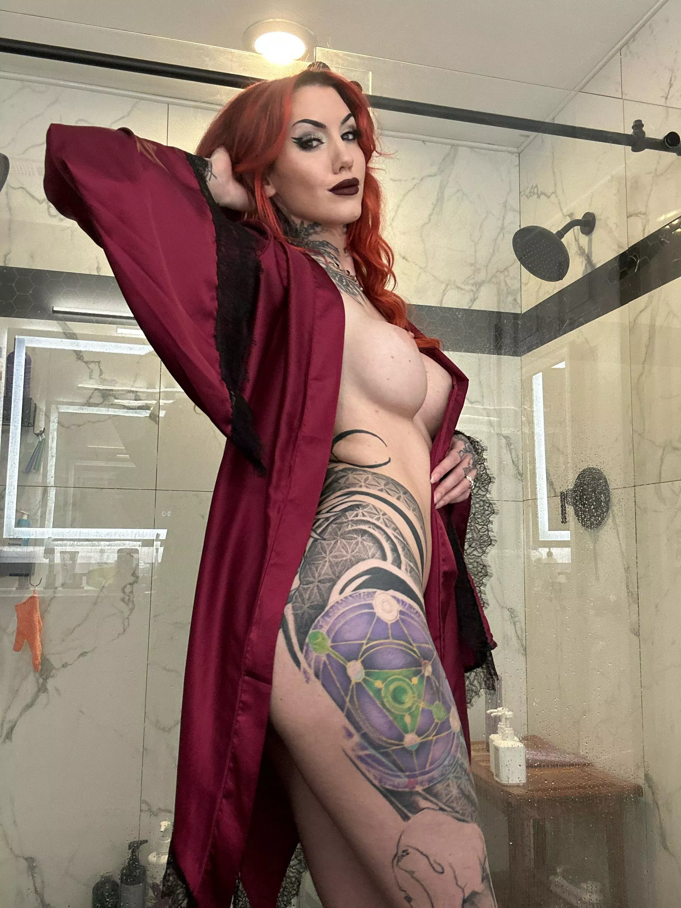 Perky tits, tiny waist, great tats 