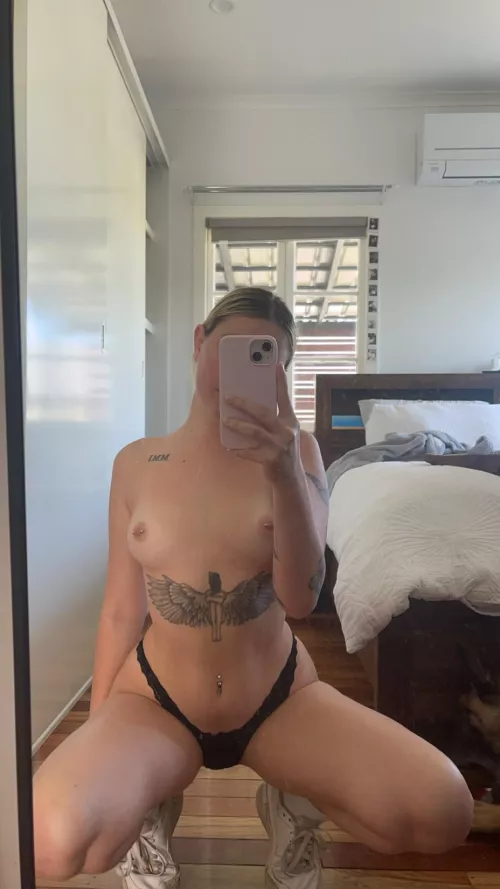 This girl in the mirror just want to be fucked