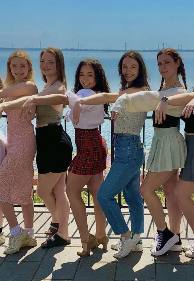 What order you taking these 5 college babes?