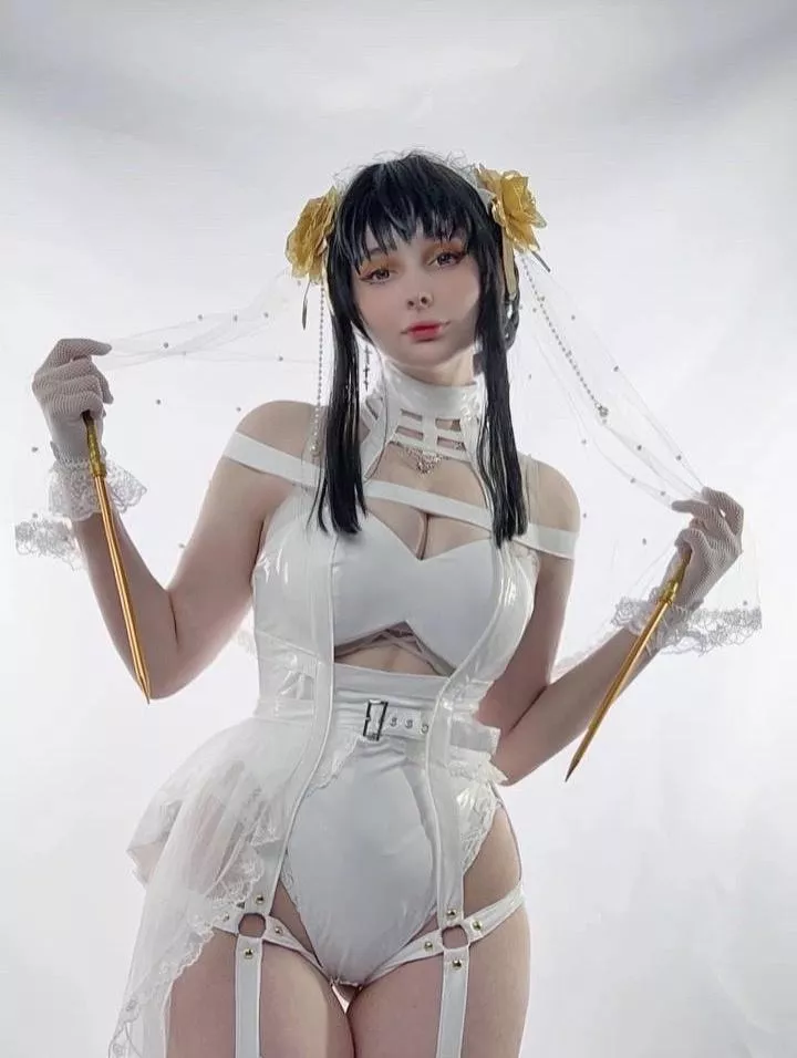 Yor Forger by mia_green_tea