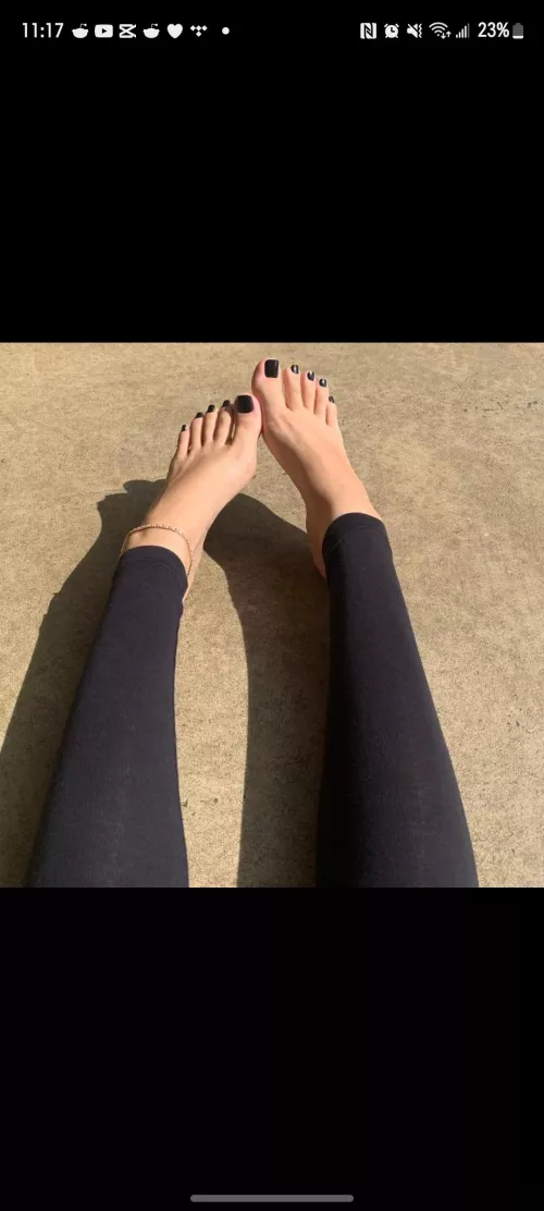 You like black toes?