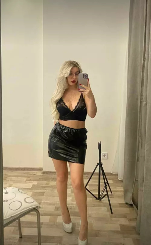 a typical great look for a secretary, isn't it)