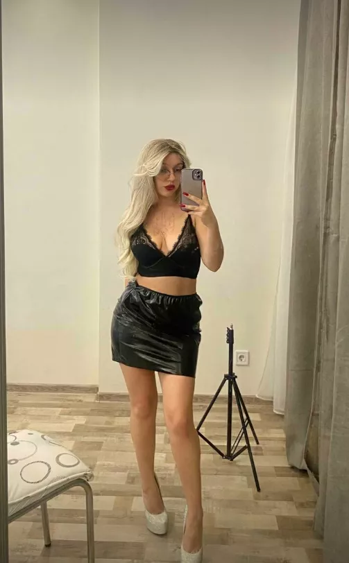 a typical great look for a secretary, isn't it)