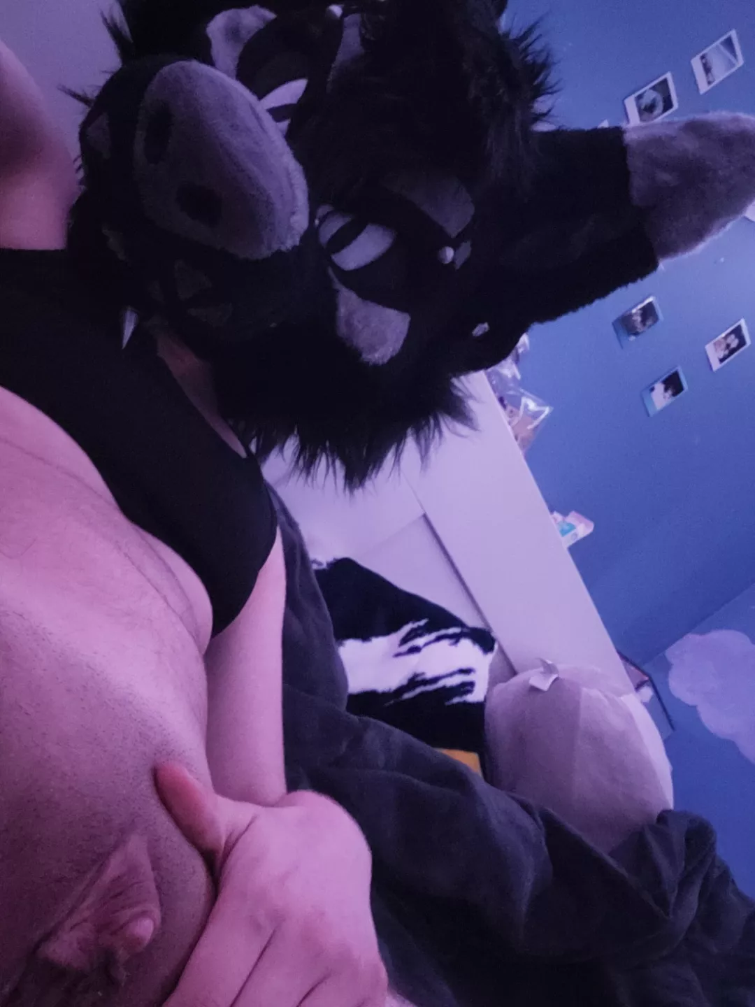 Come here and swirl your tounge around him😏🥵