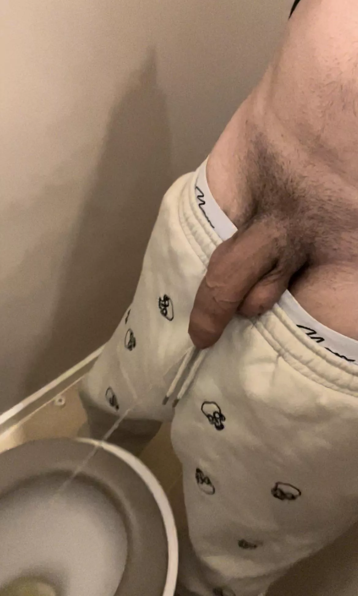Does my big hairy soft cock pissing make you horny??👅💦Dms open😈
