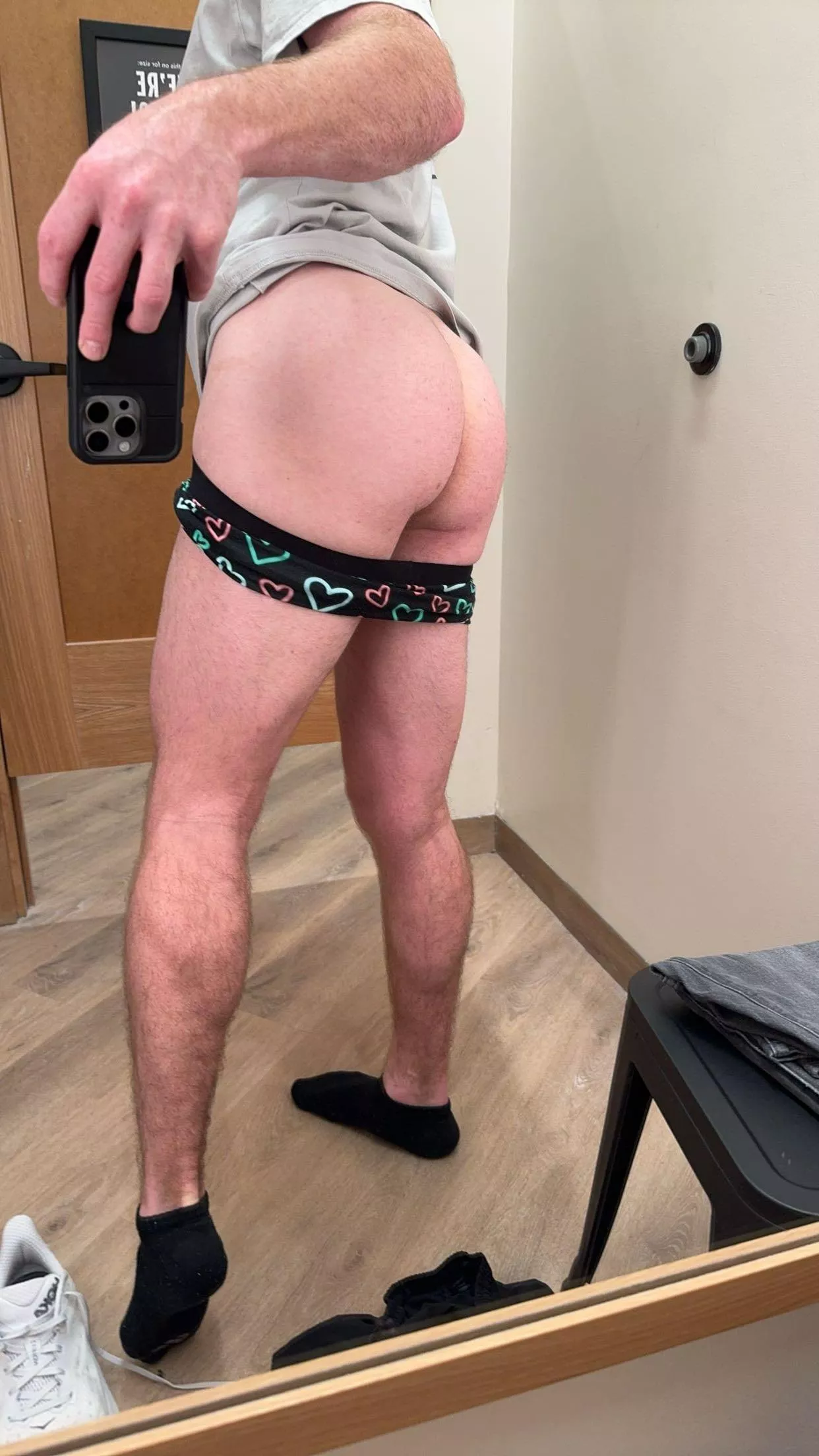 Fitting room door is unlocked..