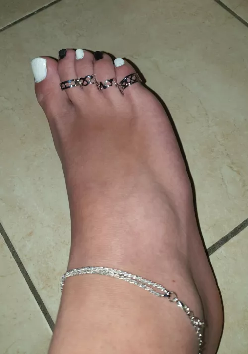 Hey, new user here, hope you'll like my femboy feet 😊
