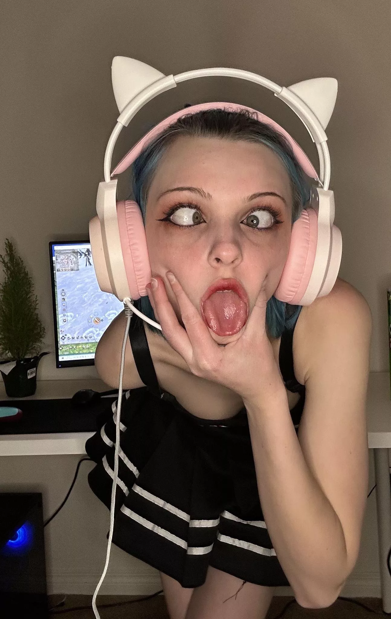 I’m single, and no nuds to send to… any takers?