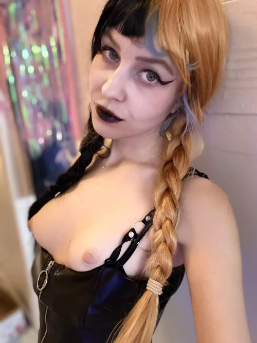 My application to be ur goth gf: I’ll leave black lipstick on ur cock every day that ends with Y 🖤💋 