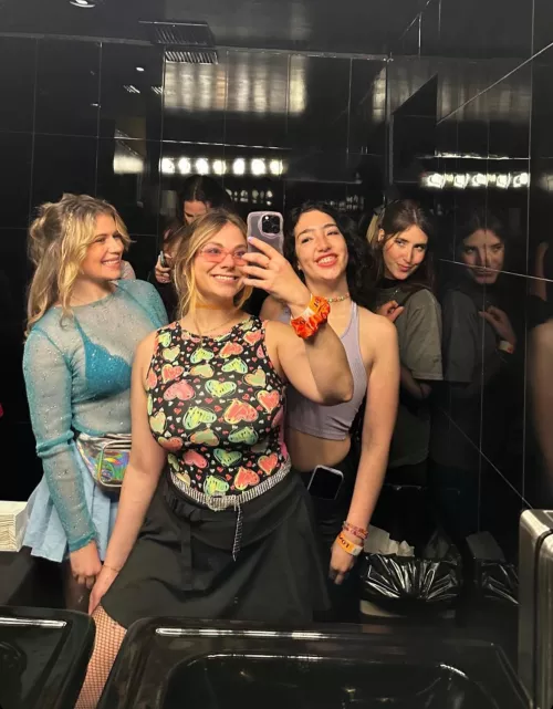 My sister’s friend can’t hide her big naturals