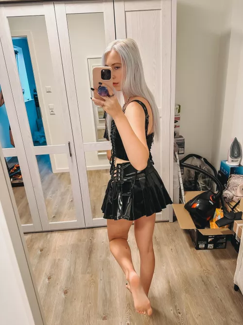 Say hi if you’re into 20yo shiny girls 🖤