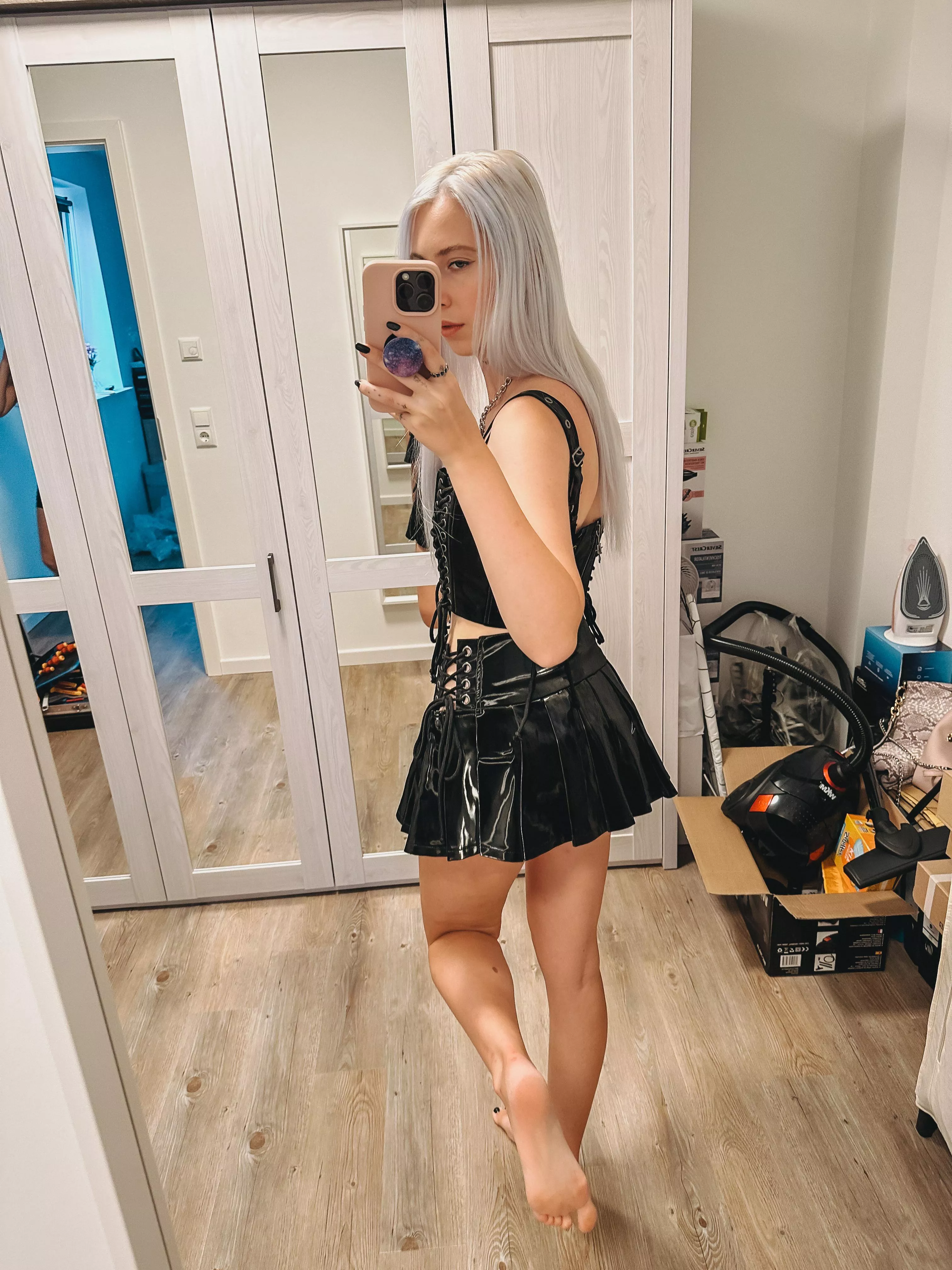 Say hi if you’re into 20yo shiny girls 🖤