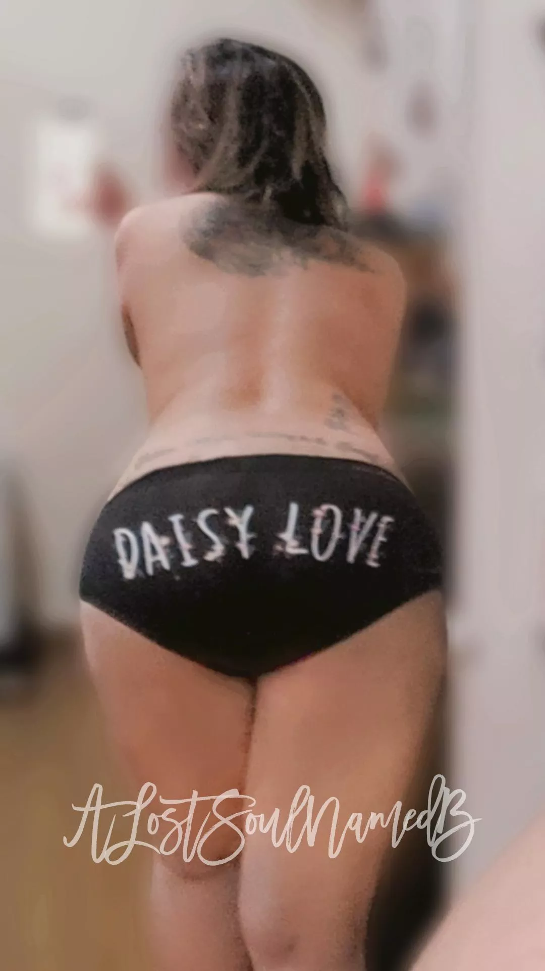 She looked daisy sa(f)e but smelled rose wild. 💋