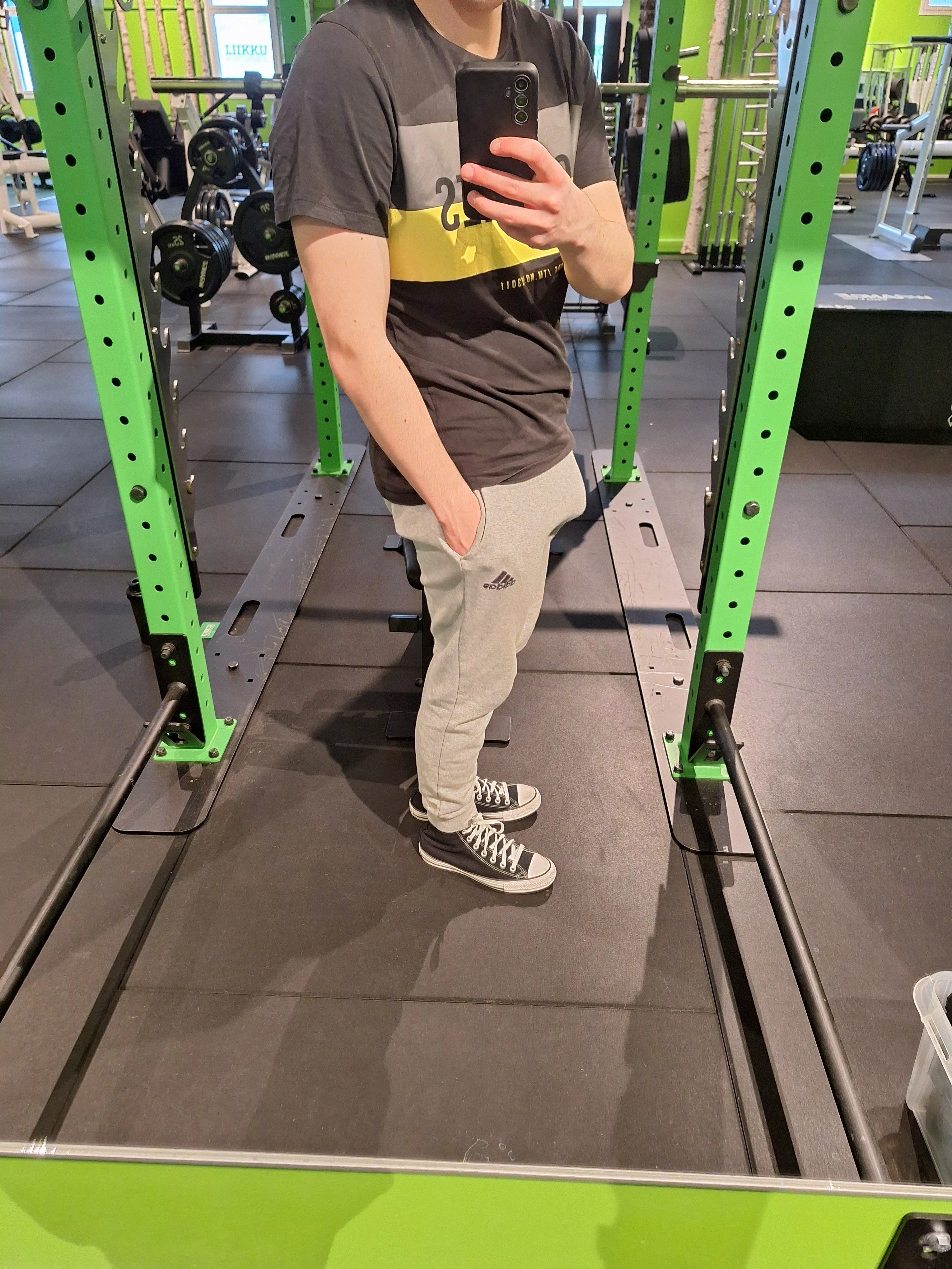 Thease 2 teens kept showing me their ass... Even more after i got hard