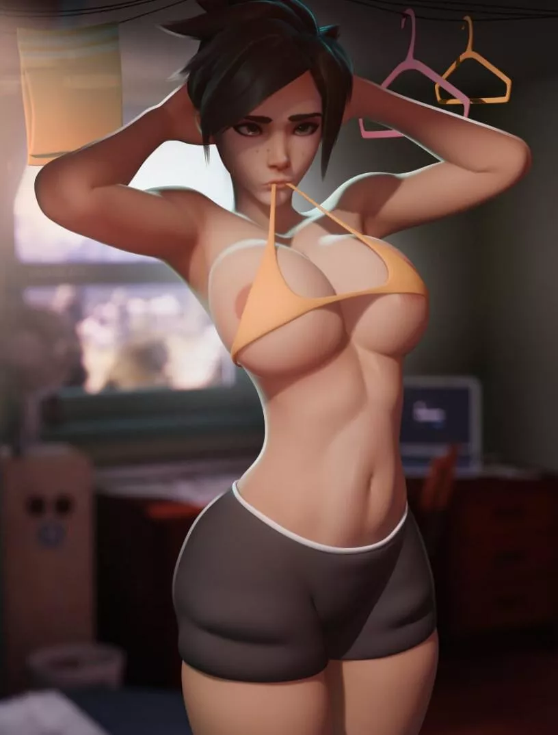 Tracer in tight shorts (BreadBlack)