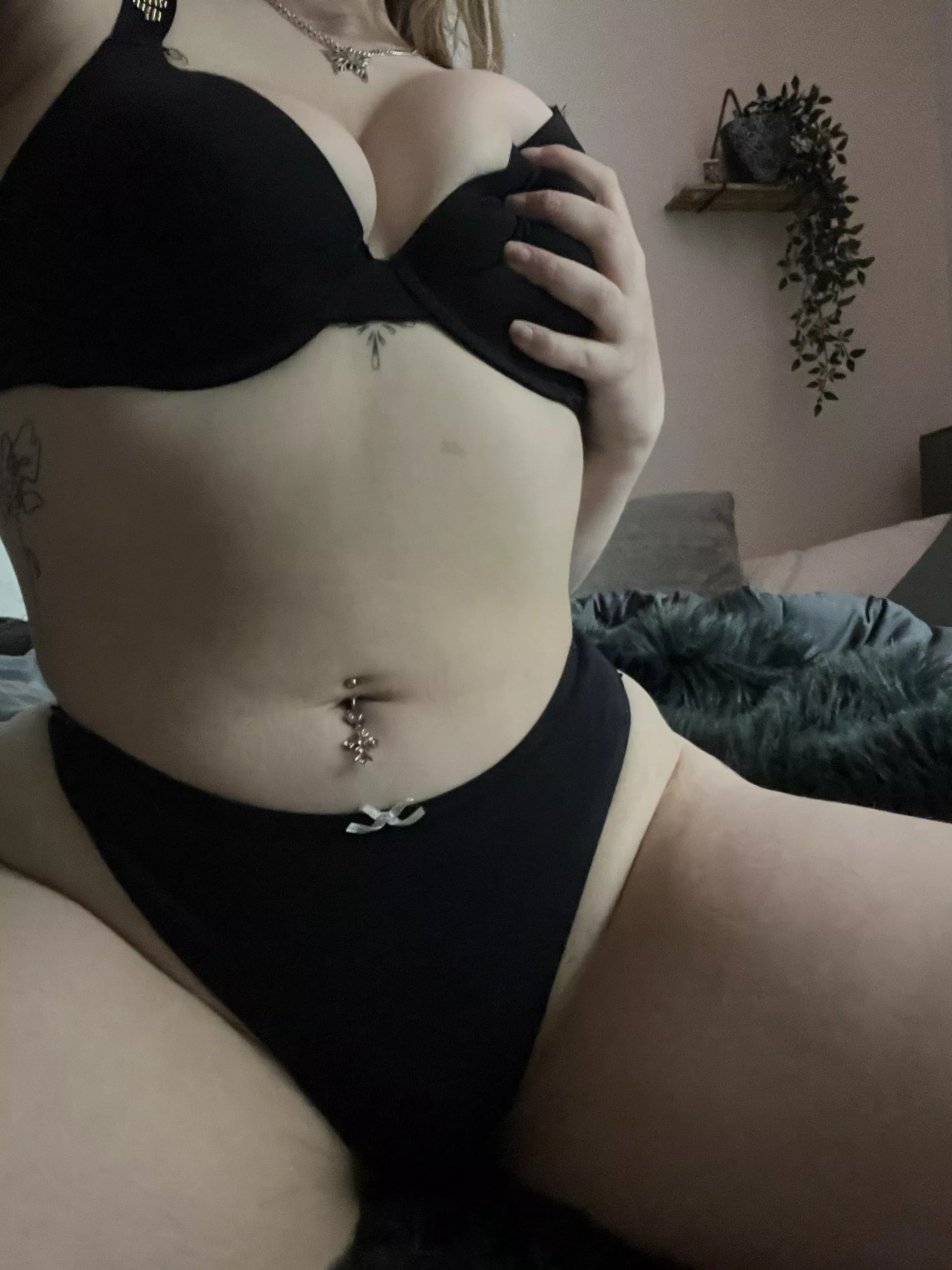 Unashamed of my thick hips and big tits 😘