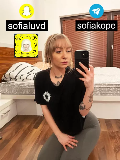 wanna see my nails ? im ready