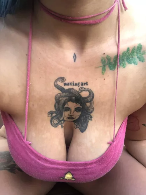 What do you think of my blouse? Does it match my jellyfish?