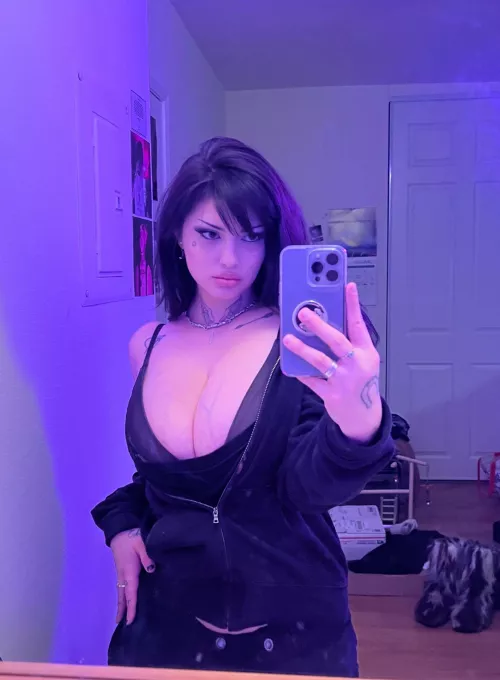 what is the first word that comes to your mind when you look at me? 🖤