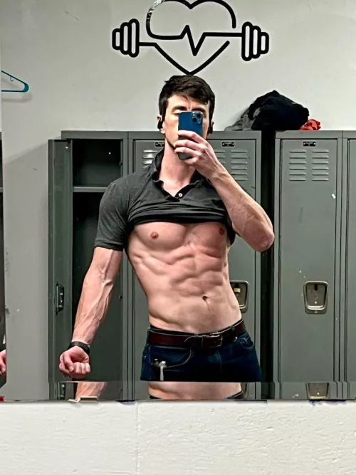 Workout done, time to snap an ab pic ☺️