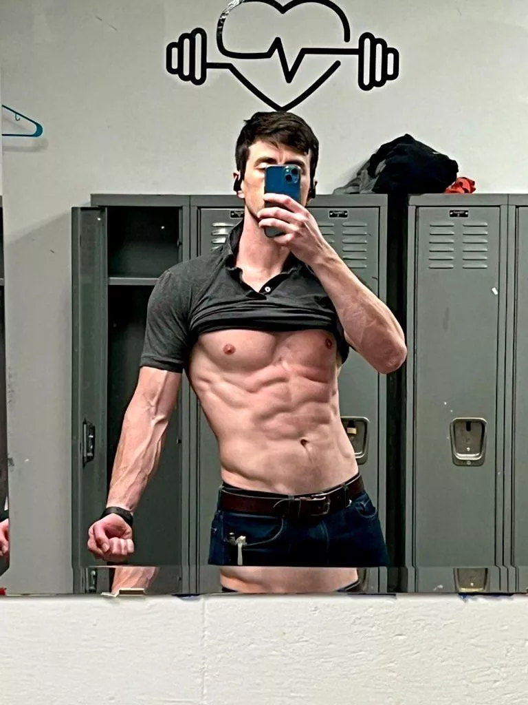 Workout done, time to snap an ab pic ☺️