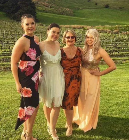 [4] Which sister... or mom?