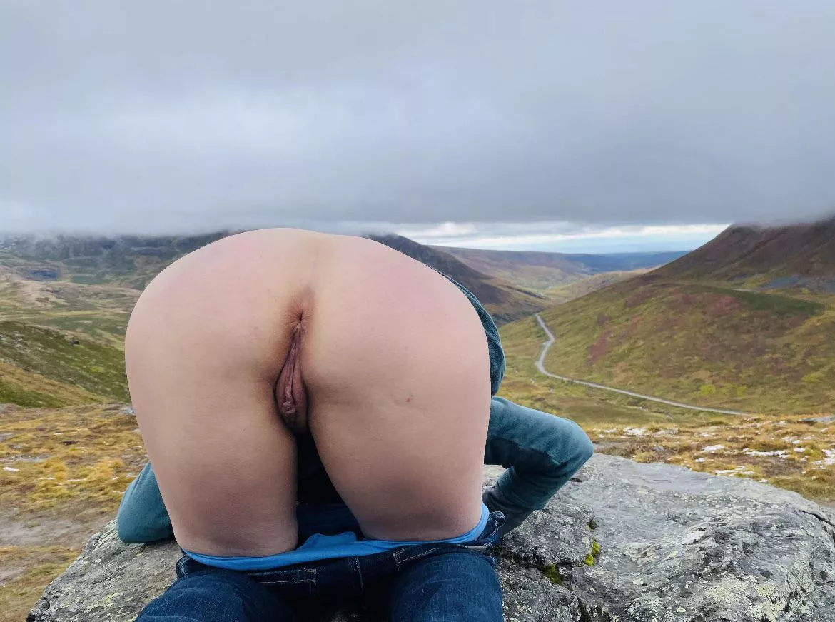 41F Alaska... Would you?? This rock is next to the parking lot 