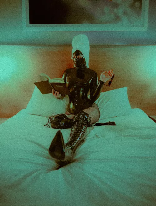 A latex Goddess deserves to be pampered, don't you think?