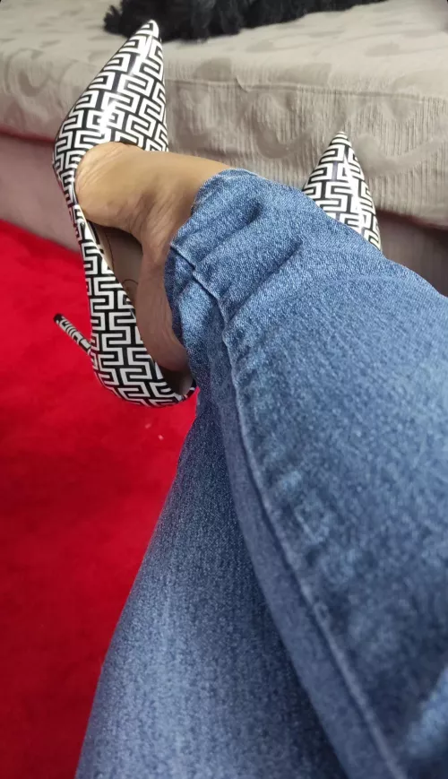 Black and white Versace heels - monochrome magic. 👠🖤 