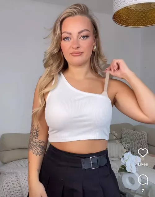 Bra Straps and line under white shirt, love it ❤️