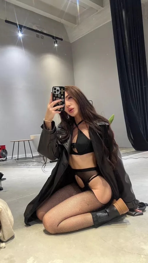 Chick in leather coat