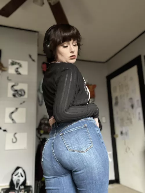 Did someone need a thick mommy in their life ?