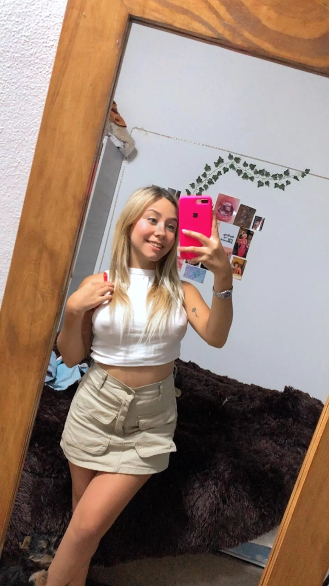 Do you agree that 18yo girls should wear only crop tops?