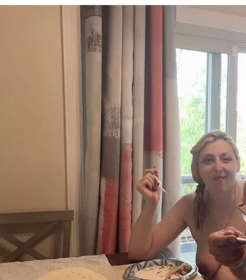 Food tastes better when you eat it with #naked friends❣️💛💚🥘🍛