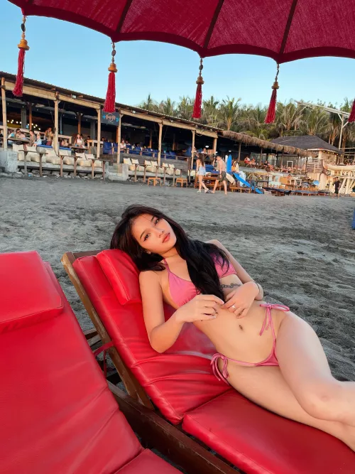 I just love the mid sunny and cloudy beach vibes