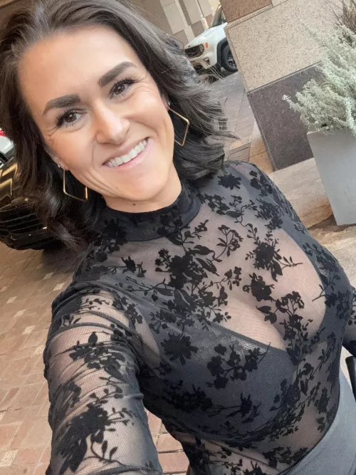 Is this top ok for a Date night. Or would it be too distracting. 