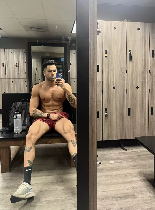 Still waiting for my gym partner to arrive 💪🧐