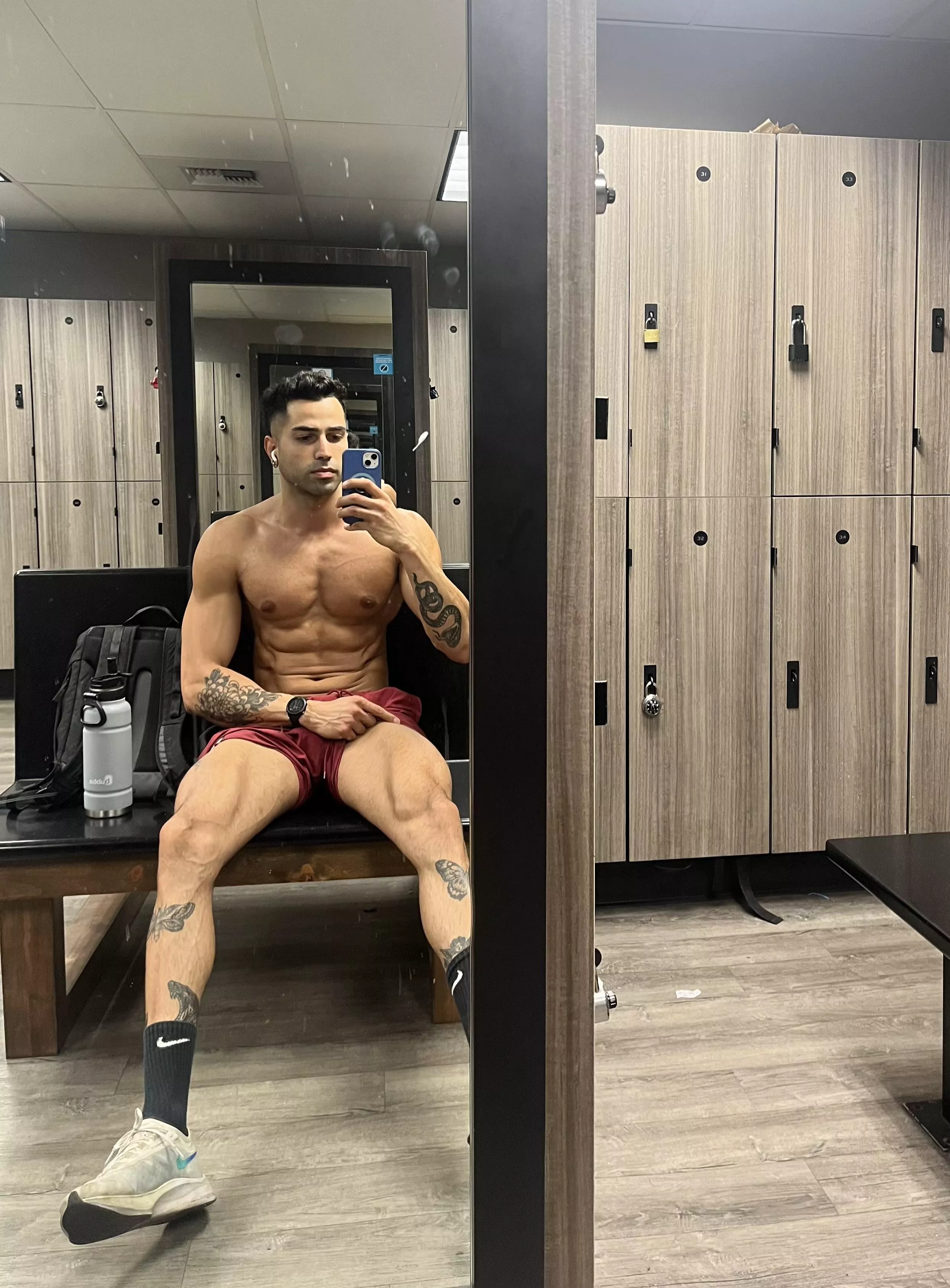 Still waiting for my gym partner to arrive 💪🧐