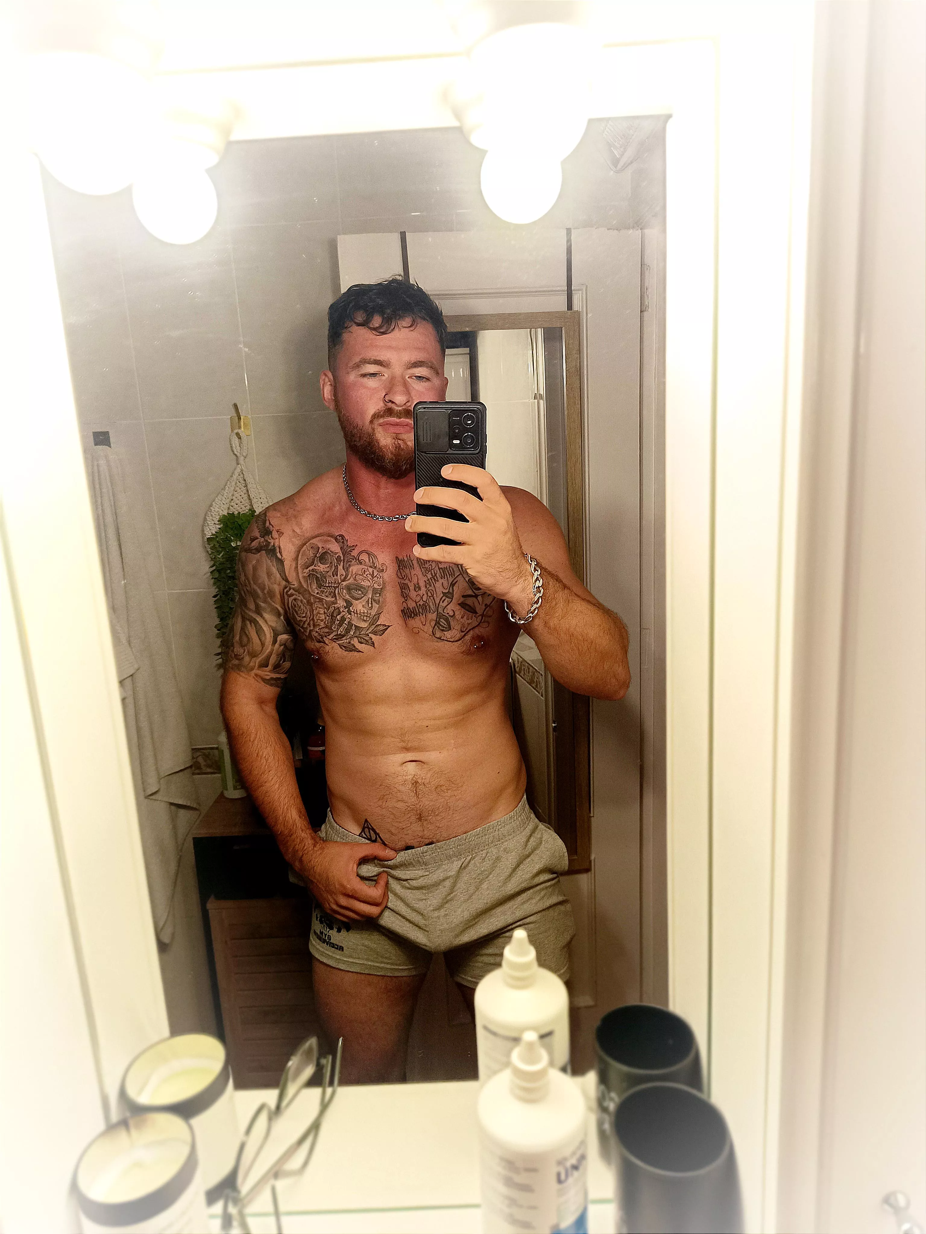 The post gym selfie 😈 let me know if your imagination needs a prompt 🔥🍆