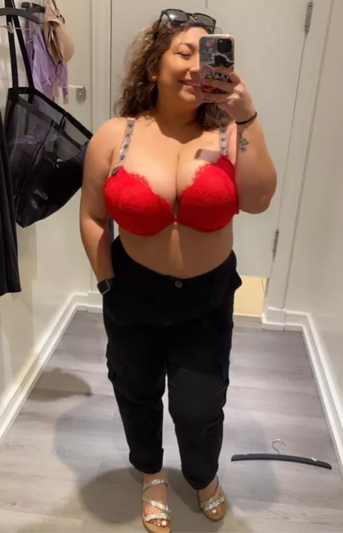 Trying out VS, I think red looks good on me 