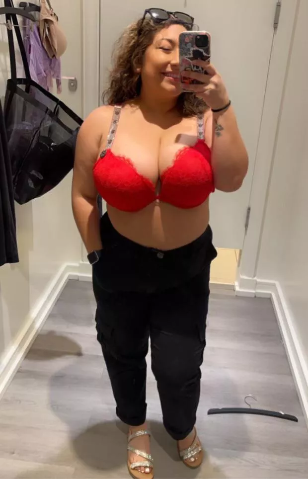 Trying out VS, I think red looks good on me 