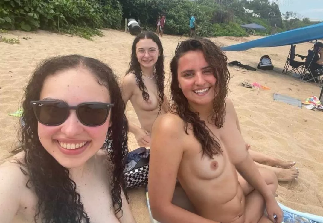 Who wants to fuck us behind our bfs backs😝