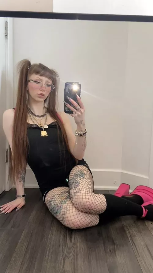 Would you let a girl with tattoos kiss you? 🤓😘