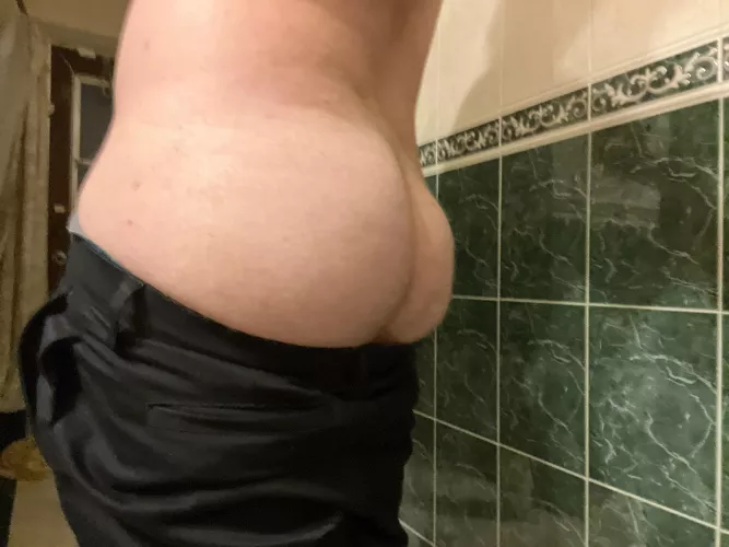18 bottom, looking for massive cocks🤤 add my snap: yamstransue