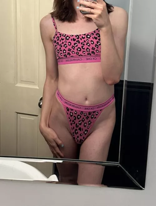 26 femboy for longterm chats with straight/bi tops. Face is a must. HMU w asl and snap. Nike socks+